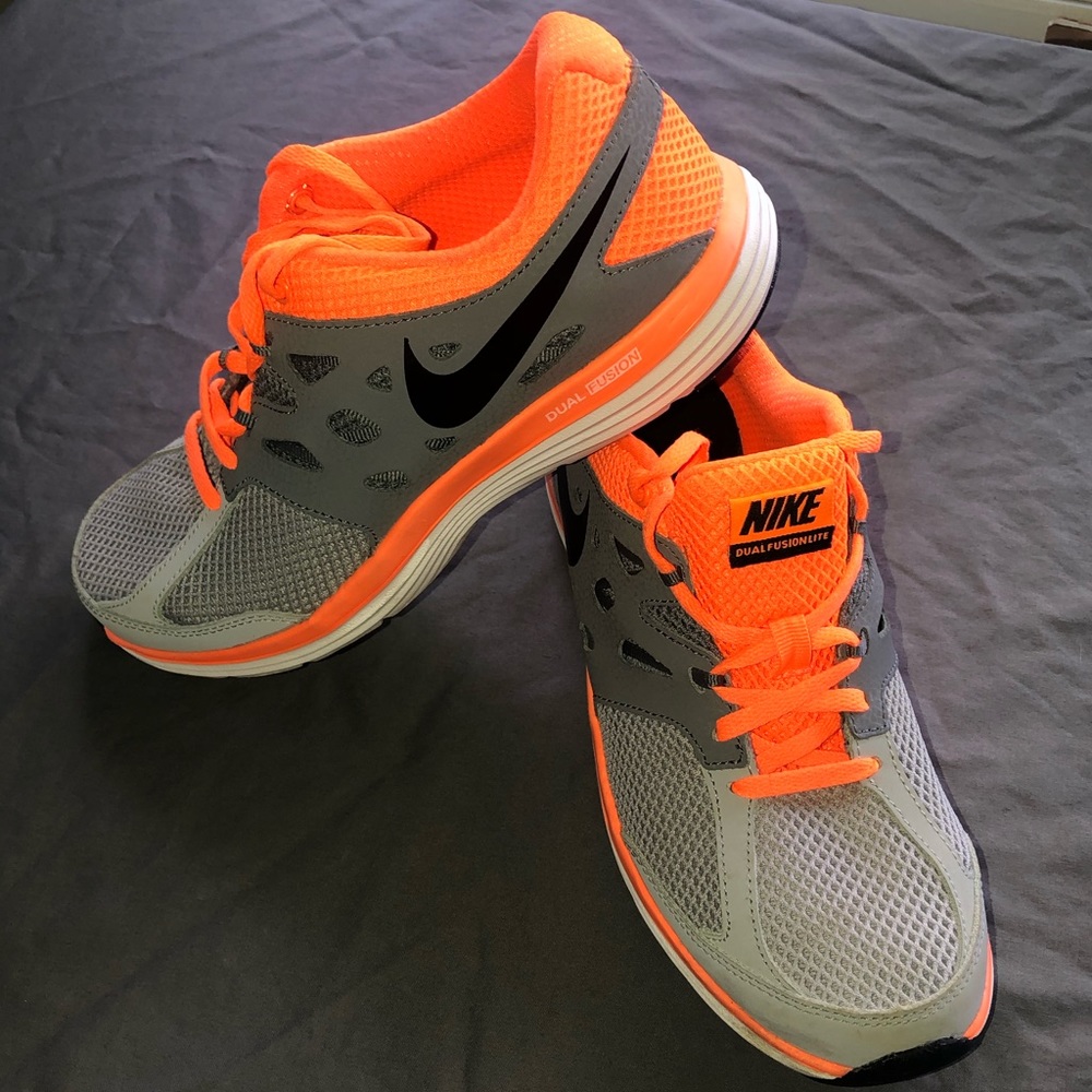 Nike boys 6 youth Dual Fusion Lite shoes